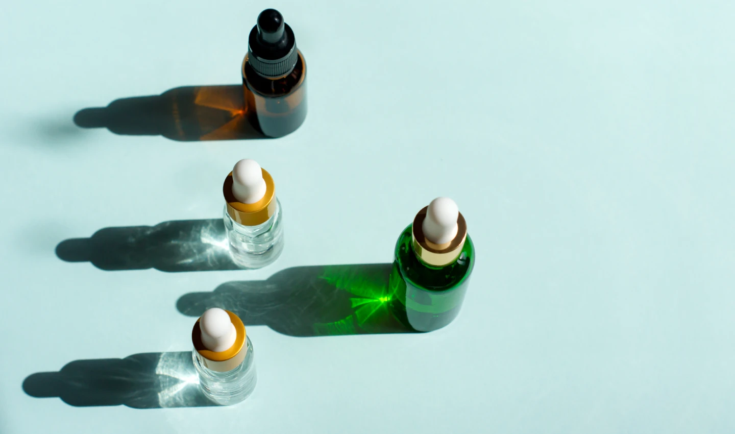 mage of different types of facial oils compared to serums with natural ingredients for deep hydration and high concentrations of active ingredients for specific skincare concerns.