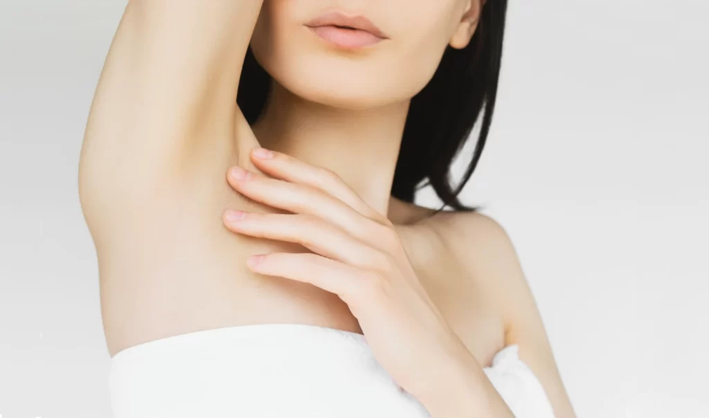 An image of a young woman's shoulder with white and sensitive skin, emphasizing the importance of using appropriate sensitive skin moisturisers.